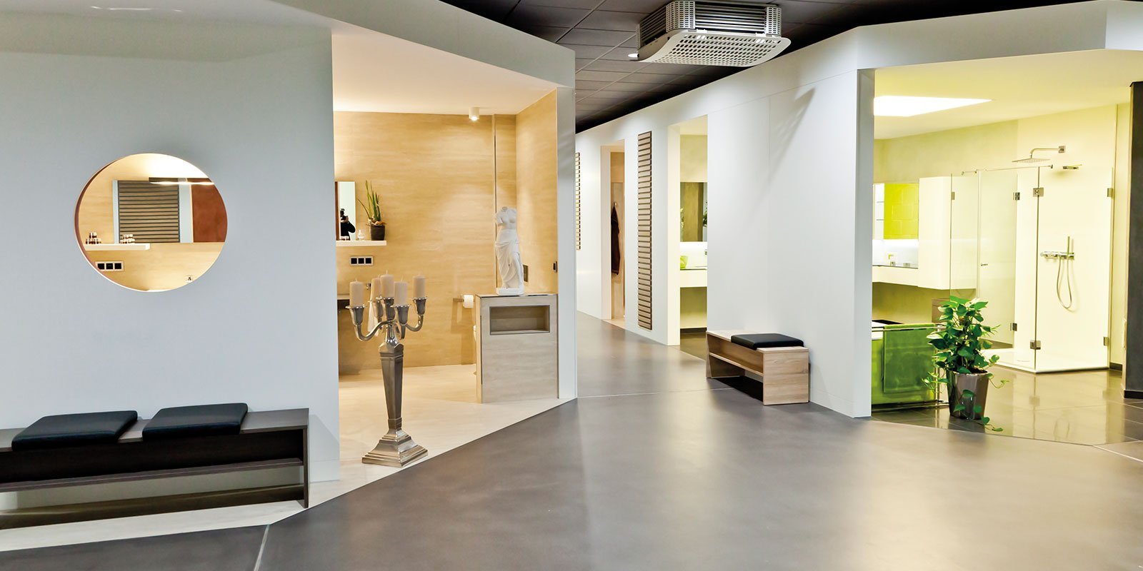 Ein moderner Raum mit eleganten Möbeln, einer Statue und einem großen Fenster, das viel Licht hereinlässt.