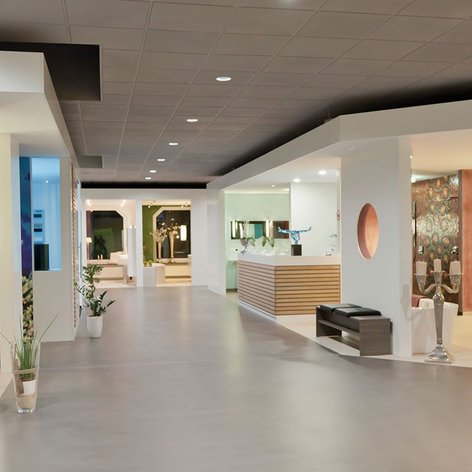 Ein moderner Innenraum mit hellen Wänden, eleganten Möbeln und stilvollen Dekorationen, die eine einladende Atmosphäre schaffen.